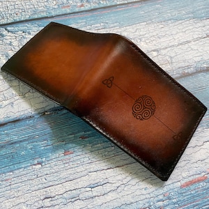 Portefeuille en cuir haut de gamme avec symbole Viking Triquetra, cadeau portefeuille fait main à thème Viking pour lui, symbole celtique de noeud éternel, cadeau portefeuille de Noël