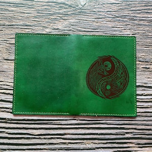 Cartera de cuero genuino con diseño de lobo Ying Yang, billetera de cuero de primera calidad con tres pliegues para hombre, regalo de animal salvaje hecho a mano, billetera personalizada única para regalo de Navidad
