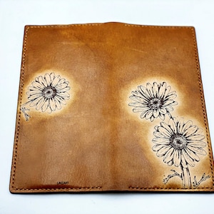 Cartera de mujer personalizada hecha a mano de cuero de Daisy art / Cartera nueva del Día de la Madre / regalo significativo de flor de margarita para ella / Monedero de aniversario para ella