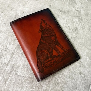Skizzieren Wolf Passhalter, einzigartige Lederpasshülle, personalisierte Tierpasshülle, neues Reisezubehör Geschenk zum Vatertag