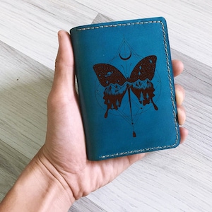 Cartera de cuero genuino con diseño de mariposas y naturaleza, cartera única con diseño de insectos, cartera personalizada hecha a mano para San Valentín, cartera unisex con diseño de polilla.
