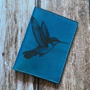 Porta-passaporte de couro premium com estampa de beija-flor, carteira exclusiva para passaporte, estojo personalizado para passaporte de pássaro, acessórios para presente de viagem para o dia dos pais