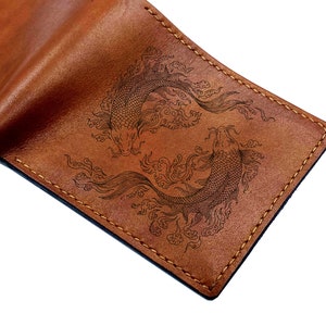 Cartera de cuero premium con diseño de horóscopo de Piscis, con dos peces koi japoneses, hecha a mano, para hombre, regalo para novio, regalo de cumpleaños, regalo de billetera de la suerte para Navidad