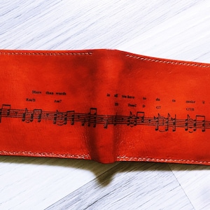 Billetera de cuero hecha a mano con partituras musicales More than Words, regalo para amantes de la música, billetera unisex de regalo de Navidad, canciones de amor personalizadas para músicos