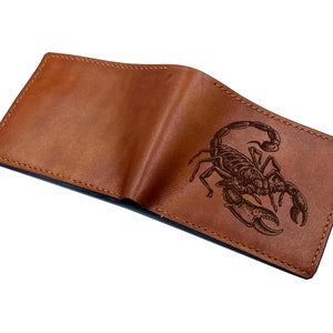 Cartera de cuero para hombre con el signo del zodiaco Escorpión/Cartera de cuero personalizada con el signo del zodiaco Escorpión/Idea de regalo de billetera nueva para Navidad/Cartera de cuero con tres pliegues con el signo del zodiaco Escorpión