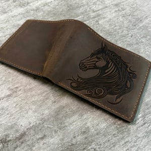 Cartera de cuero genuino encerado con prensado hidráulico, cartera hecha a mano de primera calidad, cartera de gamuza que nunca se descolora, cartera navideña con diseño de caballo único en forma de animal