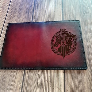 Cartera de cuero genuino con diseño de lobo y espada vikingos, cartera de cuero celta de primera calidad, regalo de temática de caza hecho a mano, cartera unisex personalizada de Navidad