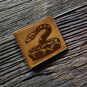 Portafoglio da uomo in pelle fatto a mano con design a serpente: idea regalo personalizzata a tre o due ante