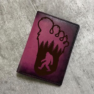 Cartera de cuero genuino premium con diseño de Pie Grande, billetera hecha a mano para el Día del Padre, regalo Yeti, mitología del hombre gigante, arte de leyendas nativas americanas