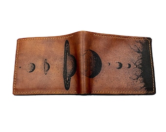 Cartera de cuero con sistema solar: hecha a mano, con tres pliegues y temática de la NASA