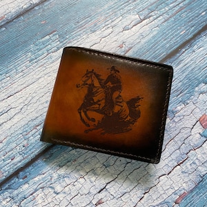 Cartera hecha a mano con dibujo de un vaquero surrealista montando a caballo/cartera de cuero premium/regalo de cultura estadounidense/estilo de vida occidental/nueva cartera para el Día del Padre