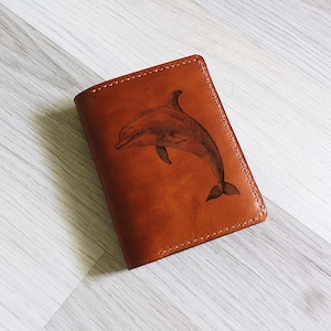 Cartera de cuero genuino con dibujo de delfín surrealista/Cartera premium hecha a mano con animales del océano para él/Regalo de cumpleaños/Nueva cartera de delfín para el Día del Padre para hombre