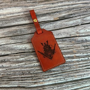 Etiqueta de equipaje de cuero premium con diseño de casco y espada samurái, regalo de viaje a Japón, etiqueta de equipaje de cuero navideña hecha a mano, accesorios de viaje de cuero