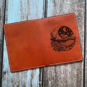 Porte-passeport en mélange lune et baleine, portefeuille pour passeport en cuir de qualité supérieure, porte-passeport Fly me to the lune, accessoires de voyage de Noël personnalisés