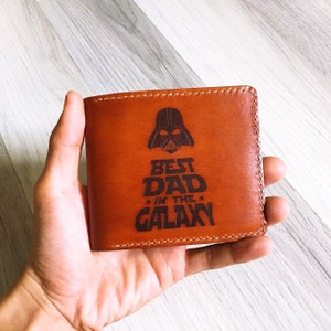 La mejor billetera de cuero premium para hombre del Padre de la Galaxia, billetera inspirada en Darth Vader para papá, billetera navideña hecha a mano única de Starwars