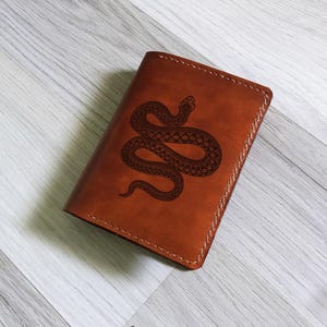 Cartera de piel auténtica de serpiente para hombre/Cartera de piel de serpiente personalizada hecha a mano para él/Idea única de regalo de cartera de piel premium para el Día del Padre