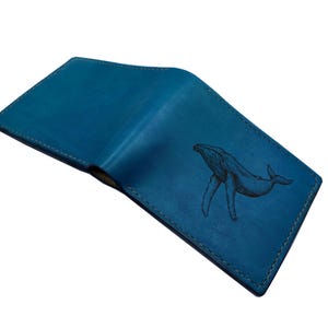 Cartera minimalista de piel auténtica con diseño de ballena para hombre, cartera unisex hecha a mano con diseño de criaturas marinas, cartera de piel personalizada, regalo para el Día del Padre.