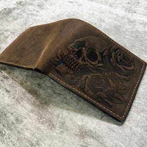 Cartera de cuero genuino encerado con calavera rosa prensada hidráulicamente, cartera hecha a mano de primera calidad, cartera de gamuza que nunca se descolora, cartera navideña única unisex