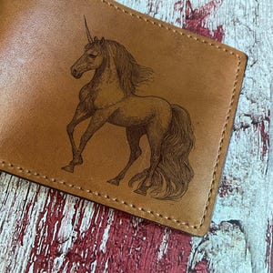 Cartera de cuero premium con diseño de unicornio surrealista, cartera unisex con diseño de unicornio hecha a mano, cartera de animal de cuento de hadas, cartera de cuero triple para el Día del Padre.