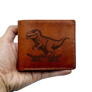 Cartera premium para hombre con diseño de dinosaurio Jurassic T-rex en patineta, regalo de cuero hecho a mano con un dinosaurio muy adorable, regalo único de cartera con diseño de dinosaurio para el Día del Padre.
