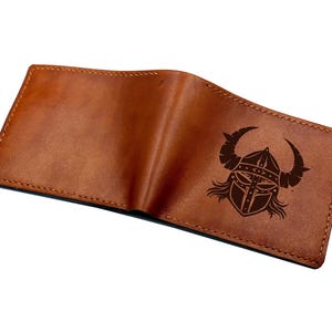 Cartera de piel de vaca auténtica con diseño de casco vikingo, hecha a mano con arte de cabeza celta, regalo para él, regalo de cartera premium para el Día del Padre, cartera triple
