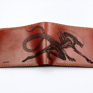 Cartera de cuero hecha a mano para hombre con diseño de Xenomorph Alien, regalo de Alien para él, idea de regalo de la película clásica Alien, cartera de cuero de Navidad con diseño de Alien vs Predator