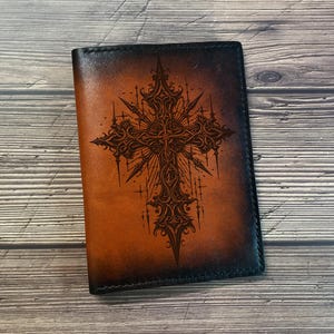 Cartera porta pasaporte hecha a mano de la Santa Cruz, estuche para pasaporte de cuero personalizado hecho a mano con temática gótica única, regalo de accesorios para el Día del Padre