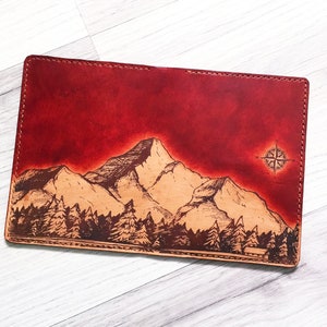 Porte-passeport en cuir Mountain Night Sky, cadeau unique pour les amoureux de la nature, accessoires de voyage faits main haut de gamme, portefeuille cadeau de Noël unique