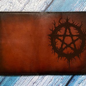Funda de cuero premium para pasaporte con símbolo de pentagrama, billetera hecha a mano con arte satánico, billetera premium para accesorios de viaje para el Día del Padre