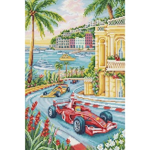 Può includere: Un motivo per ricamo a punto croce che raffigura un circuito di Formula 1 lungo una città costiera mediterranea. Un'auto da corsa rossa è in primo piano, una gialla segue, con yacht nel porto, palme e architettura gialla sullo sfondo.