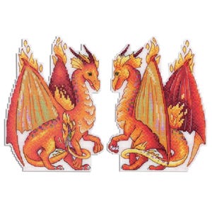 Peut inclure: Deux motifs de point de croix en miroir représentant des dragons dans des tons orange, rouge et jaune. Chaque dragon présente de grandes ailes, une longue queue et des détails en forme de flammes sur le dos et la tête, en style pixelisé.