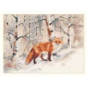 Op de afbeelding: Een kruissteek borduurpatroon met een levendige oranje en witte vos die in een besneeuwd bos staat. De scène bevat hoge berkenbomen met zwart-witte schors, geplaatst tegen een zachte, beige en lichtgrijze winterse achtergrond.