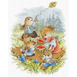 Può includere: Un motivo a punto croce con quattro conigli marroni su una coperta da picnic color sabbia. Un coniglio tiene in mano il filo di un aquilone giallo, mentre gli altri mangiano fette di anguria. La scena include erba verde e farfalle blu.