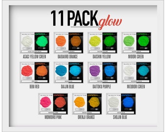 Può includere: Un pacchetto da 11 di materiali artigianali che si illuminano al buio in vari colori, tra cui giallo, arancione, verde, rosso, blu e viola. Ogni colore è visualizzato con un interruttore "on/off". La parola "glow" è scritta in corsivo.