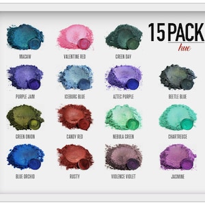 Può includere: Un set da 15 di polvere di mica hue in vari colori, tra cui verde, blu, viola, rosso e arancione. La polvere è esposta in piccoli mucchietti con un campione di ogni colore in un piccolo contenitore.