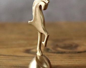 Statuetta in ottone realizzata a mano che simboleggia la forza del cavallo – Decorazione minimalista per la scrivania