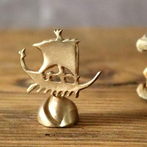 Figura artesanal de latón de una antigua trirreme - Pequeña estatuilla de barco