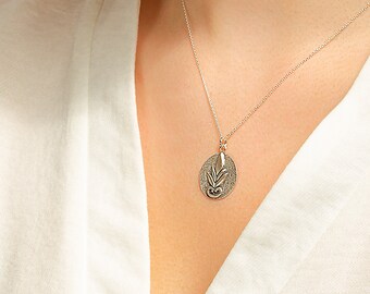 Delicato ciondolo in argento con palmetta. Collana minimalista con ornamento architettonico dell'antica Grecia.