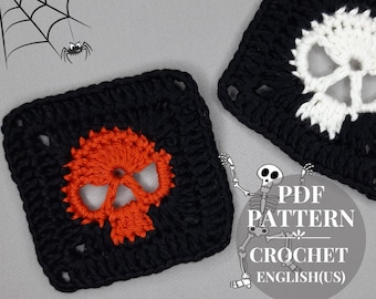 Peut inclure: Deux carrés au crochet en forme de crâne, l'un noir avec un crâne orange et l'autre noir avec un crâne blanc. Le texte "PDF PATTERN CROCHET ENGLISH(US)" est situé sous les carrés.