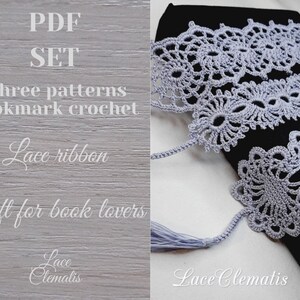 Può includere: Un set PDF con tre modelli di segnalibri all'uncinetto. L'immagine mostra un segnalibro in nastro di pizzo lilla chiaro con un nappa, su una superficie nera. Testo a sinistra: "PDF SET", "Three patterns bookmark crochet", "Lace ribbon", "Gift for book lovers".