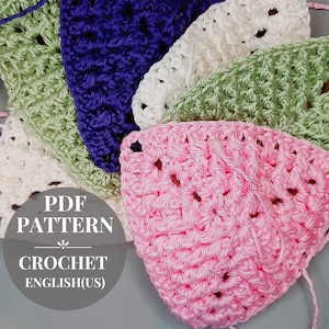 Op de afbeelding: Een close-up van vijf gehaakte vierkanten in verschillende kleuren: groen, paars, wit, roze en lichtgroen. De vierkanten zijn in een waaiervorm gerangschikt. De tekst "PDF PATTERN CROCHET ENGLISH(US)" is gedrukt op een grijze achtergrond.