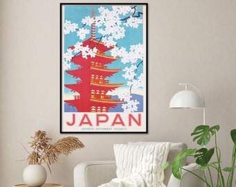 以下が含まれることがあります： 淡い青空を背景に赤い五重塔が描かれ、白い桜の花に囲まれたヴィンテージ風の旅行ポスター。下部には大きな赤い大文字でJAPANと印刷されており、その下にJAPANESE GOVERNMENT RAILWAYSという文字が記されています。