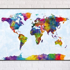 Könnte beinhalten: Ein rechteckiger Wandkunstdruck, der eine Weltkarte in einem lebendigen Aquarellstil zeigt. Die Kontinente sind mit einer Mischung aus leuchtend roten, gelben, blauen, grünen und violetten Pigmenten vor einem hellblauen, texturierten Hintergrund gefüllt.
