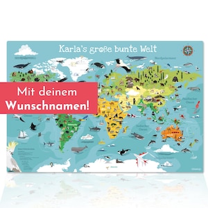 Op de afbeelding: Een kleurrijke wereldkaart met illustraties van dieren en bezienswaardigheden. De kaart bevat de Duitse tekst "Karla's große bunte Welt" en "Mit deinem Wunschnamen!". De kaart is lichtblauw.