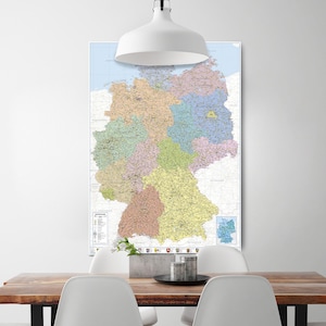 Könnte beinhalten: Eine große, vertikale Wandkarte von Deutschland mit farblich gekennzeichneten Bundesländern, detaillierten Ortsbezeichnungen und einer Legende in der unteren linken Ecke. Die Karte zeigt geografische Grenzen und eine kleine Übersichtskarte.
