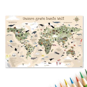 Könnte beinhalten: Eine Weltkarten-Poster mit Illustrationen von Tieren und geografischen Merkmalen. Der Titel "Unsere große bunte welt" steht oben. Die Karte zeigt Ozeane und Kontinente, mit einer Windrose. Buntstifte liegen im Vordergrund.