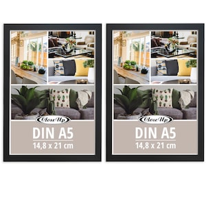 Könnte beinhalten: Zwei identische schwarze rechteckige Bilderrahmen mit einer Collage aus Wohnraumszenen. Jeder Rahmen zeigt unten auf einem hellbraunen Hintergrund den Text CloseUp DIN A5 14,8 x 21 cm, der die Rahmengröße angibt.