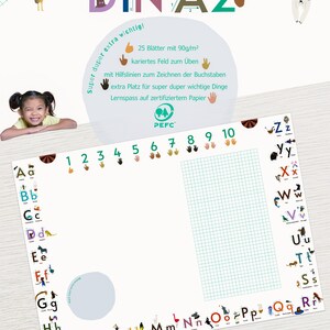 以下が含まれることがあります： 緑色の枠で囲まれた白いDIN A2サイズの学習チャート。チャートにはアルファベット、1から10までの数字、そして書き込み練習用のグリッドエリアが掲載されています。チャートは、書き方を学ぶ子供向けに設計されており、動物やその他の物体のイラストが含まれています。