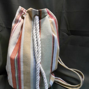 La bolsa de viaje Moggy en rayas de verano. Diseñado y hecho a mano por Liz O&#39;Halloran