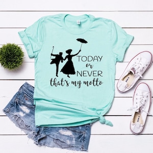 Peut inclure: Un t-shirt bleu clair avec une silhouette noire d'un couple dansant avec un parapluie. Le texte "TODAY or NEVER that's my motto" est imprimé sur le t-shirt.